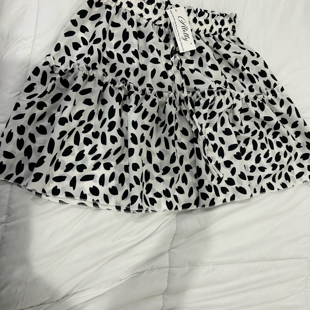 🔥PRICE🔥 ALELLY • White and Black 2 Tier Mini Skirt • M - Picture 5 of 8